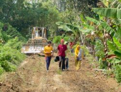 Sangat Antusias, Warga Turut Bantu Pengerjaan Jalan Program TMMD Ke-123.