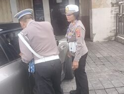 Cegah Kemacetan Polantas Polsek Denpasar Barat Sigap Bantu Dorong Mobil Mogok
