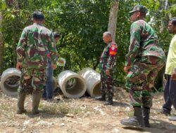 Warga dan Satgas TMMD Bahu-Membahu Turunkan Gorong-Gorong: Bukti Kemanunggalan TNI dan Rakyat.