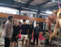 Bhabinkamtibmas Legian Sambangi STT Manggala Sunu, Beri Arahan Kamtibmas Terkait Pengerjaan Ogoh-Ogoh