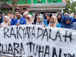 Aksi Mahasiswa Mendemo Kantor DPRK Kota Langsa