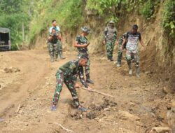 Wujudkan Akses yang Lebih Baik untuk Warga, Satgas TMMD Ke-123 Kodim 0111/Bireuen Timbun Jalan Berlumpur.