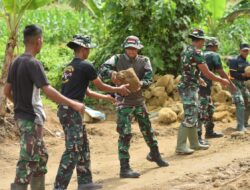 “Satgas TMMD Ke-123 Turunkan Material Batu untuk Bronjong, Perkuat Infrastruktur Desa.”