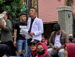 Massa Kepung dan Segel Parkside Hotel, Tuntut Penutupan Operasional