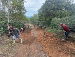 Perbaiki Jalan Desa, Babinsa Koramil 06/Jagong Ajak Warga Gotong Royong