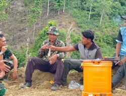 Wadan Satgas TMMD Ke-123 Kodim 0111/Bireuen Gelar Briefing dengan Anggota di Depan Posko TMMD Desa Hagu.