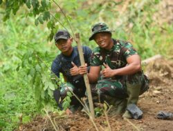 Babinsa Posramil Peulimbang Ajak Warga Jaga Kebersihan Saluran Air untuk Cegah Banjir.