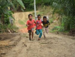 Keceriaan Anak-Anak di Lokasi Pembangunan Jalan: Harapan Baru untuk Masa Depan.