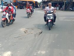 JALAN DI ATAS JEMBATAN KUKUN BERLUBANG, SANGAT MEMBAHAYAKAN PENGENDARA, UNIT UPT PEMELIHARAAN KEMANA?