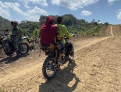 Peduli Infrastruktur, Anggota Satgas TMMD Ke-123 Kodim 0111/Bireuen Pindahkan Ranting yang Mengganggu Jalan.