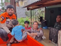 TNI-Polri Bantu Evakuasi Korban Banjir 1,5 Meter yang Mau Cuci Darah