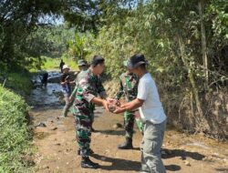 Personel Satgas TMMD Ke-123 Kodim 0111/Bireuen Mencari Batu di Anak Sungai untuk Menutupi Bronjong yang Telah Terpasang.