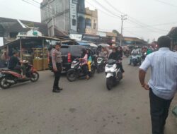 Polres Bener Meriah Atur Lalu Lintas di Pasar Takjil untuk Cegah Kemacetan Jelang Buka Puasa, Polisi Turun ke Jalan Amankan Arus Lalu Lintas di Bener Meriah. 