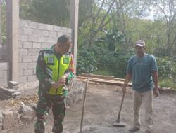 Babinsa Bantu Warga Bangun Rumah di Aceh Tengah Tingkatkan Kebersamaan, Babinsa Gotong Royong Bangun Rumah Warga.