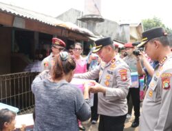 Polri Peduli Korban Banjir di Kota Tangerang, 250 Paket Sembako Diserahkan Bagi Warga di Kelurahan Petir, Cipondoh