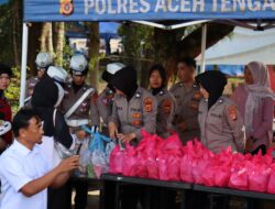 Ramadhan Berkah, Kapolres Bersama Ketua Bhayangkari Cabang Aceh Tengah Dan Mahasiswa Berbagi Takjil Kepada Masyarakat