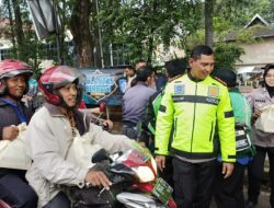 Peduli Ramadhan, Polres Metro Tangerang Kota Bagi-Bagi Ratusan Takjil ke masyarakat