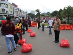 Peduli Berbagi Ramadhan 2025, Polres Metro Tangerang Bagi-bagi Takjil Bersama BEM dan OKP