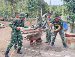 Anggota Satgas TMMD Ke-123 Kodim 0111/Bireuen Rancang dan Bangun Tugu TMMD Sebagai Simbol Kebersamaan dan Dedikasi.