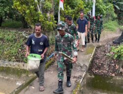 Anggota Satgas TMMD Ke-123 Bawa Alat ke Lokasi Pembangunan Tugu TMMD, Wujudkan Semangat Gotong Royong.