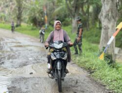 Warga Melewati Jalan Yang Akan Ditimbun, Satgas TMMD Pastikan Keselamatan.