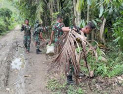 Anggota Satgas TMMD Ke-123 Kodim 0111/Bireuen Laksanakan Gotong Royong Bersihkan Kiri Kanan Pembangunan Jalan.