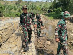 Satgas TMMD Ke-123 Kodim 0111/Bireuen Sigap Bersihkan Sampah Yang Menyumbat Bronjong Pasca Hujan Deras.