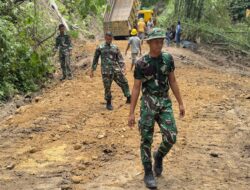 Satgas TMMD Ke-123 Kodim 0111/Bireuen Bantu Meratakan Tanah untuk Pengerasan Jalan.