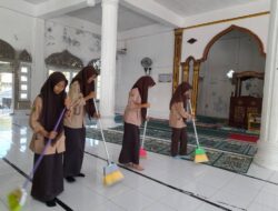 SMANTIG Adakan Gotong Royong di Masjid Desa.