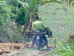 Warga Mulai Manfaatkan Jalan yang Sedang Dalam Proses Pengerasan.
