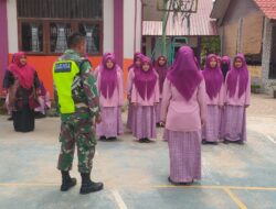 Demi Menanamkan Kedisplinan, Serda Anton Mengajar pelatihan PBB di SMK Negeri 3 Karang baru