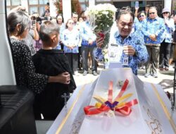 Bupati Humbahas Berikan Penghormatan Terakhir Kepada Almarhum Monalon Munte dari Dinas Pendidikan 