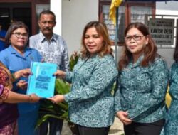 Ketua TP PKK Kabupaten Humbahas melaksanakan supervisi Desa Percontohan di Sijamapolang. 