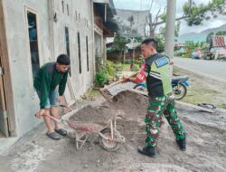 Bentuk Peduli, Babinsa Bantu Angkat Pasir untuk Pembangunan Rumah Warganya. 