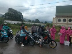 Ramadhan Ini Polsek Pegasing Dan Bhayangkari Kembali Bagikan Takjil Kepada Warga dan Pengguna Jalan