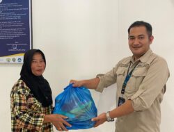 Rayakan Idul Fitri 1446 H, STIKes Payung Negeri Aceh Darussalam Salurkan THR dan Bingkisan untuk Tenaga Kependidikan