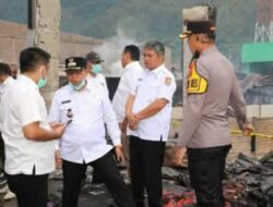 Bupati dan Wakil Bupati Tapanuli Utara Tinjau Lokasi Kebakaran di Pasar Muara