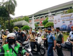 Bagikan Seribu Takjil Gratis Di Depan Makodam IX/Udayana, TNI – Polri Solid Bersinergi Jaga Keamanan Bali