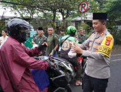 Kapolres Tabanan Bersama TNI Dan Petugas Arus Mudik Membagikan Ratusan Paket Takjil Kepada Para Pengendara Yang Melintas Di Pos Terpadu Adipura