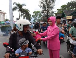 Sinergitas TNI-POLRI Di Aceh Tengah Bagikan Takjil Kepada Warga Dan Pengguna Jalan