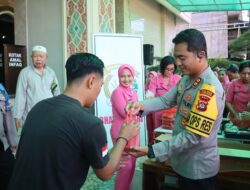Di Depan Masjid Al-Huda, Warga Antusias Sambut Pembagian Ratusan Paket Takjil Yang Di Bagikan Langsung Oleh Kapolres Tabanan dan Ketua Bhayangkari Cabang Tabanan serta Pejabat Utama