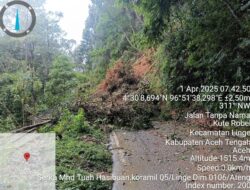 Gerak Cepat, Babinsa Turun Ke Lokasi Tanah Longsor Yang Menutupi Badan Jalan