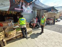 Polsek Penebel Dengan Humanis Melakukan Kegiatan Rutin Dengan Menyasar Tempat Keramaian