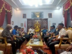 Bupati Bireuen, H. Mukhlis ST, didampingi Wakil Bupati Ir. H. Razuardi MT, saat bersilaturahmi dengan insan pers di Pendopo Bupati Bireuen, Rabu (2/4) malam. Pertemuan ini bertujuan memperkuat hubungan antara pemerintah dan media dalam mendukung pembangunan Kabupaten Bireuen