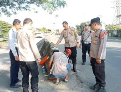 Antisipasi Laka Arus Balik, Polsek Cikande Polres Serang Pasang Stiker Pantul di Barier