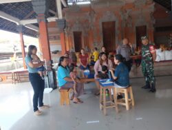 Sertu Made DudantaPantau Kegiatan Posyandu Siklus Hidup Balita dan Lansia di Wilayah Binaannya