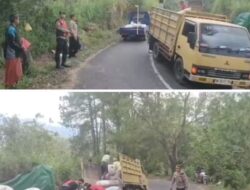 Pawas Bersama Anggota Polsek Kintamani Lakukan Pengaturan Bantu Evakuasi Truk Terpelosok Muat Pakan Ternak Di Jalur Desa Pinggan Kintamani