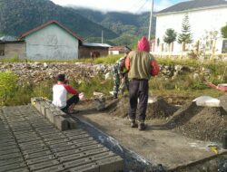 Jalin Kebersamaan Babinsa Bantu Warga Membuat Batako