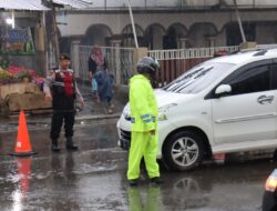 Di Guyur Hujan Saat Padat Arus Mudik Di Jalur Wisata Hari Ke Enam, Polisi Maksimalkan Pelayanan