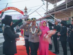 AKBP Dr. Ahzan Resmi Jabat Kapolres Lhokseumawe, Disambut Tradisi Pedang Pora yang Khidmat. 